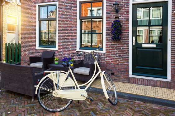 在渔村的美丽街道上在内地的Volendam图片