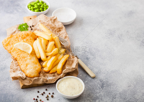 薯条和鳕鱼饼的特写镜头图片