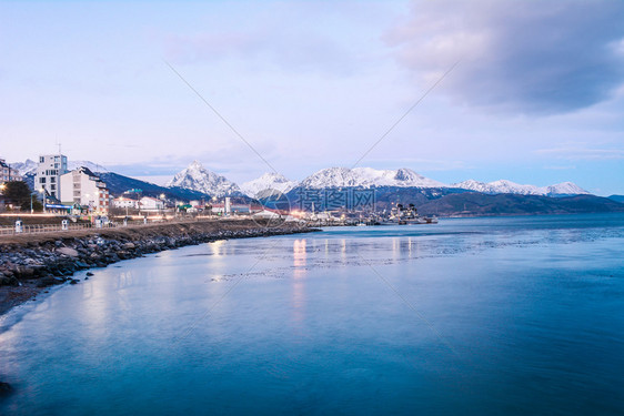 寒冬的我们风景海洋和山地三角形阿根廷哥多尼亚图片