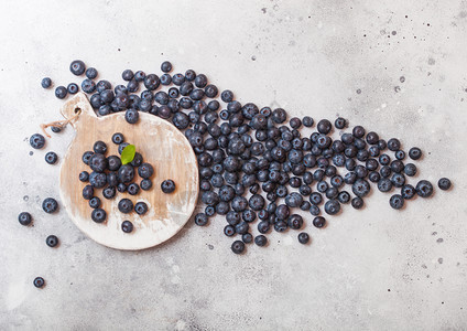 圆状旧木板上的鲜生有机蓝莓石头厨房背景文本空间图片
