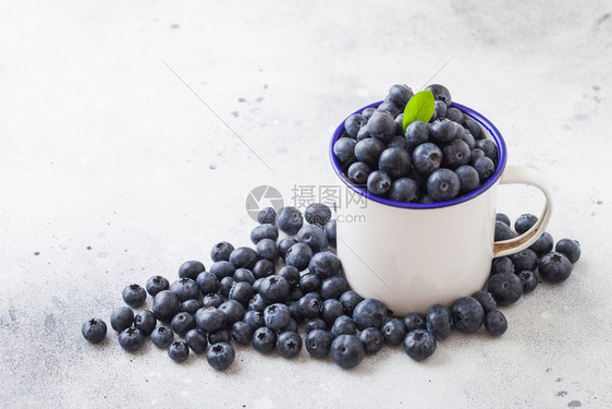 鲜生有机蓝莓白杯叶子底漆上含蛋黄酱图片