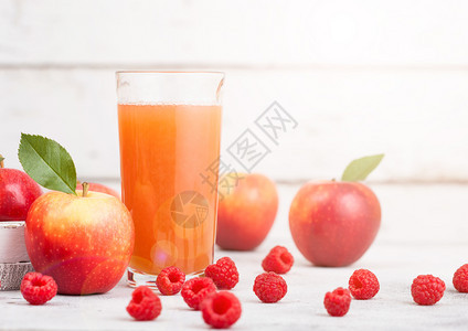 新鲜有机苹果和草莓汁图片
