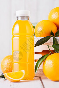 白木箱中含有生橙子的机新鲜汁塑料瓶图片
