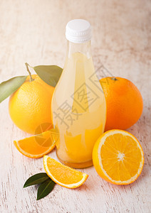 玻璃瓶新鲜的国语橘子汁木本上有新鲜水果图片