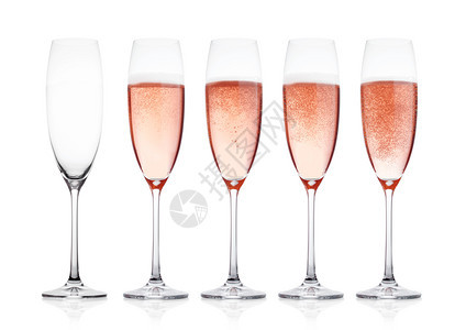 优雅的玫瑰粉红香槟杯白色背景有泡反光图片