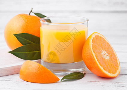 玻璃有机新鲜橙色凉冰果汁白木本底有生橙子图片
