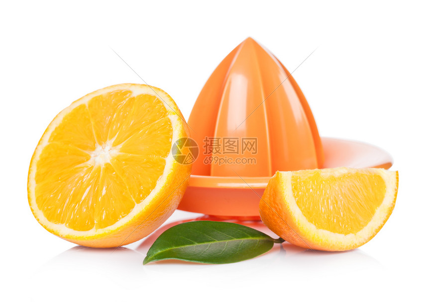 带果汁挤压机白背景叶子的新鲜皮橙图片