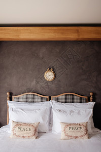 2014年月日201年华欣泰国古老的舒适酒店房间配有经典的木制床灯枕头墙钟古老的乡村家庭装饰图片