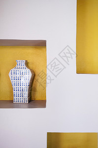 2014年月日201年华欣泰国古蓝色和白瓷花瓶黄色和白墙面的瓷花图片