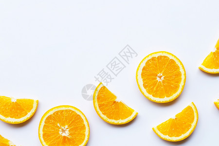 白色背景上的新鲜橙色切片复制空格图片