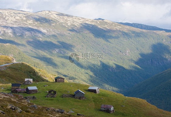 山上高丘的农村林小屋图片