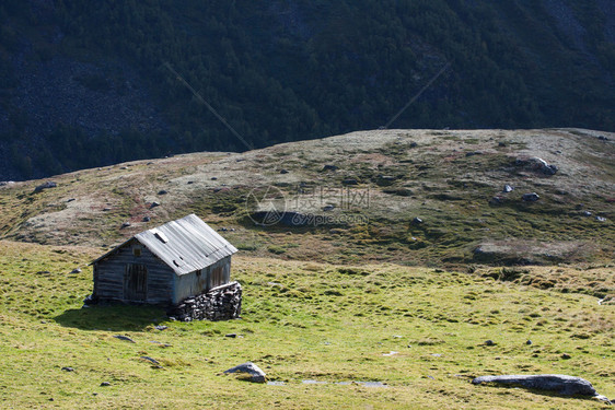 山上高丘的农村林小屋图片