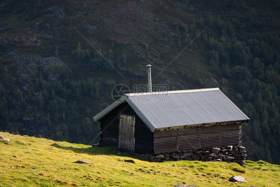 山上高丘的农村林小屋图片