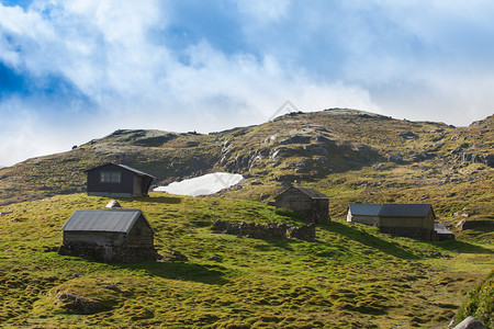 山上高丘的农村林小屋图片