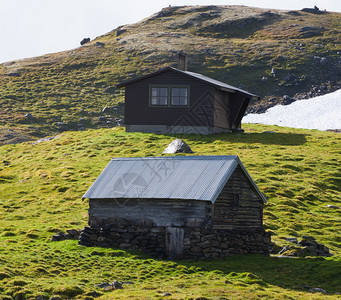 山上高丘的农村林小屋图片