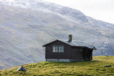 山上高丘的农村林小屋图片