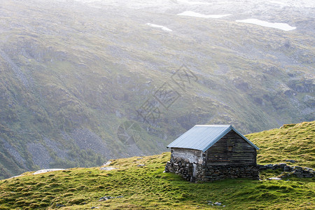 山上高丘的农村林小屋图片