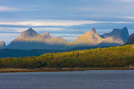 黎明时挪威山岳和峡湾图片