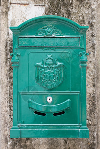 石墙上的旧式邮件箱背景图片