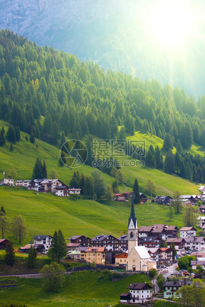 Austrianlps山谷内有一座教堂的村图片