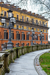 在意大利城市波洛尼亚的正方形中心以回溯风格查看小巷和灯光图片
