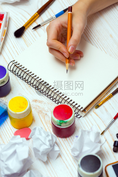 女孩艺术家的手和专辑页油漆铅笔土木画背景的笔图片
