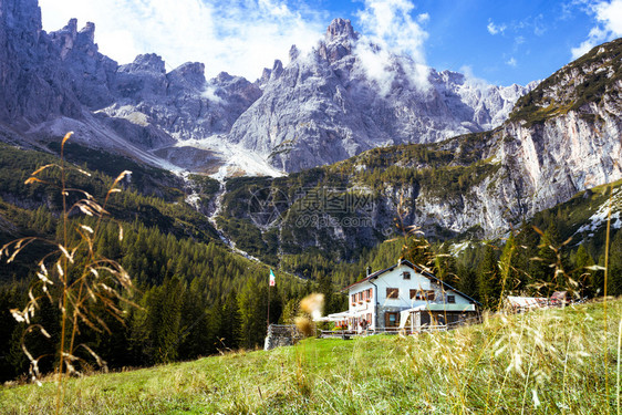 意大利多洛米山脉的意大利里弗吉奥卢内利图片