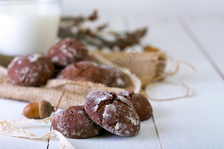 白木背景的巧克力饼干图片