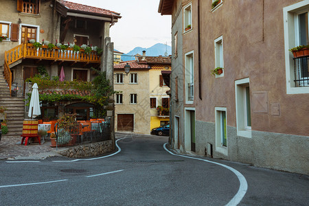 在一个小镇的房屋和街道景象中图片