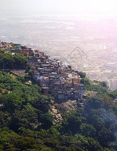 位于巴西亚涅罗山丘上的棚户区风景图片