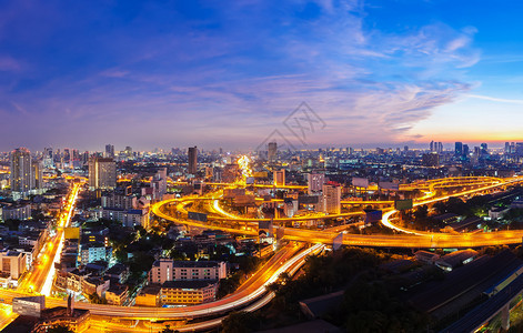 黄昏时在捷径上闪发光的城市黄昏时美丽城市风景图片