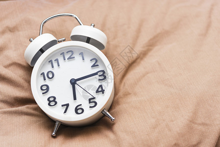 时间背景概念床上的闹钟早醒来图片添加文字信息设计艺术工作的背景图片