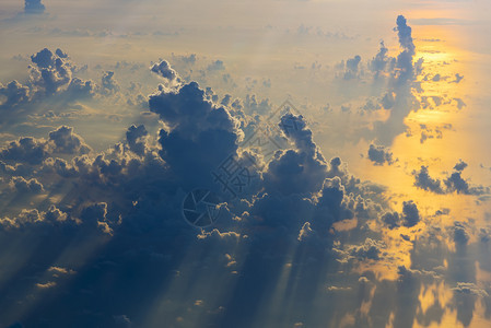 在飞机窗口上看方美丽的云彩图片