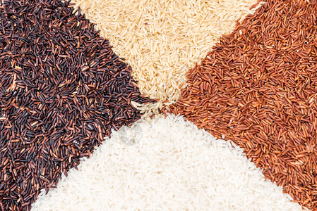 黑米品种棕混合在桌子上米的背景图片