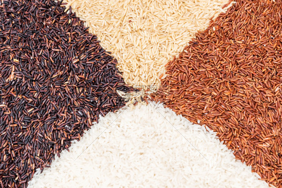 黑米品种棕混合在桌子上米的背景图片