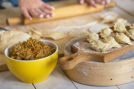 乌拉尼传统面包制品由女手制作小孔生锈风格图片