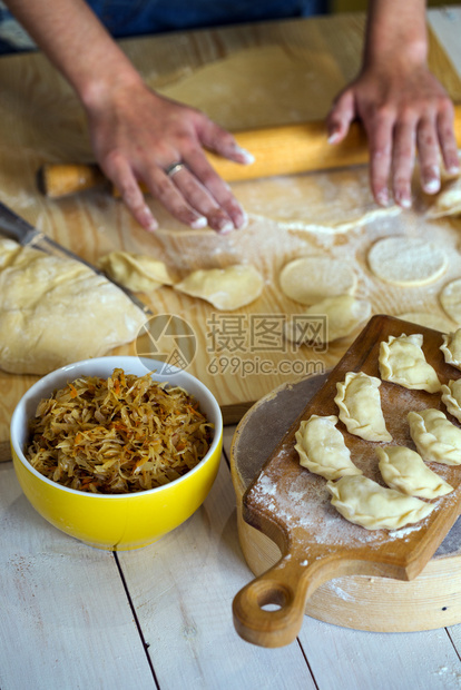 乌拉尼传统面包制品由女手制作小孔生锈风格图片
