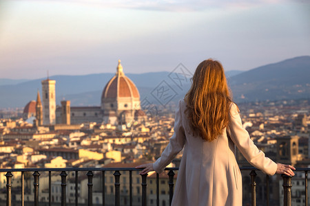 女孩从黎明时的视角看着佛罗伦斯的城市图片