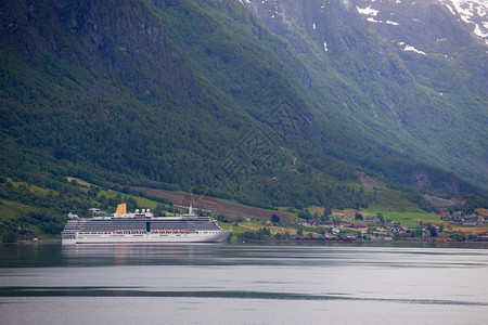 在挪威湾的大型游轮图片