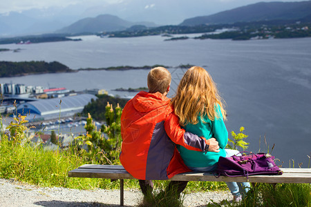 情侣坐在凳子上看着挪威的峡湾图片