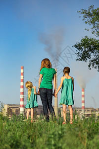 母亲和女儿看着工厂的烟囱图片