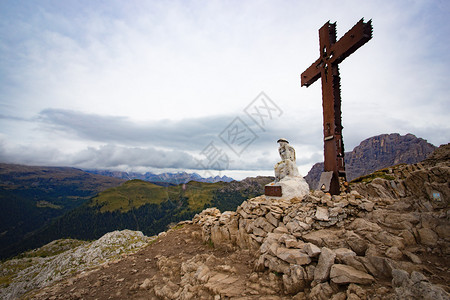 在意大利多洛米提山的一座Chilazo山上思考基督的雕像图片