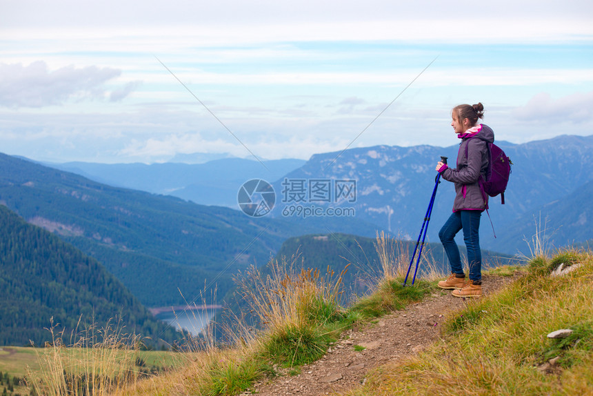 女孩在多洛米山的一条小路上漫步图片