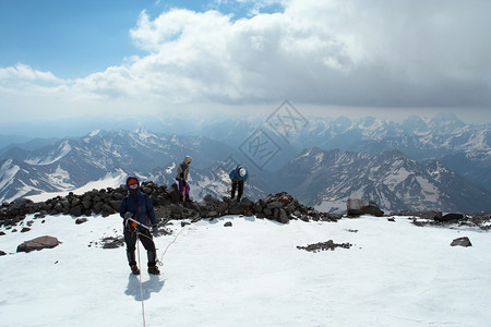 登上高山顶的冰雪川山者图片