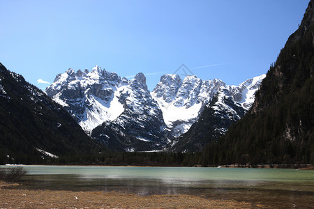 山峰上的白茫茫的雪图片