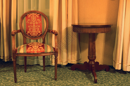 坐在古宫的椅子和桌上图片