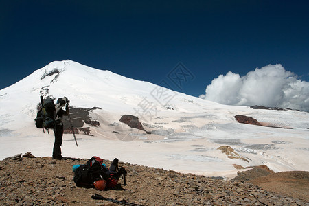 以背景精灵为的登山者图片