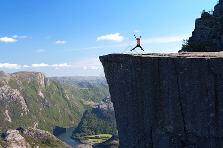在挪威山上跳过著名的悬崖图片