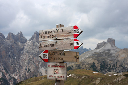 高山远足的迹暗示着沿一条小路走在地底高岩山上意大利图片