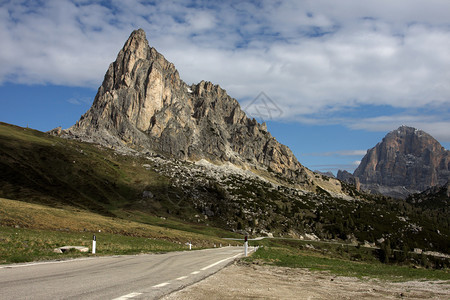 阿尔卑斯山帕索吉奥意大利山公路图片